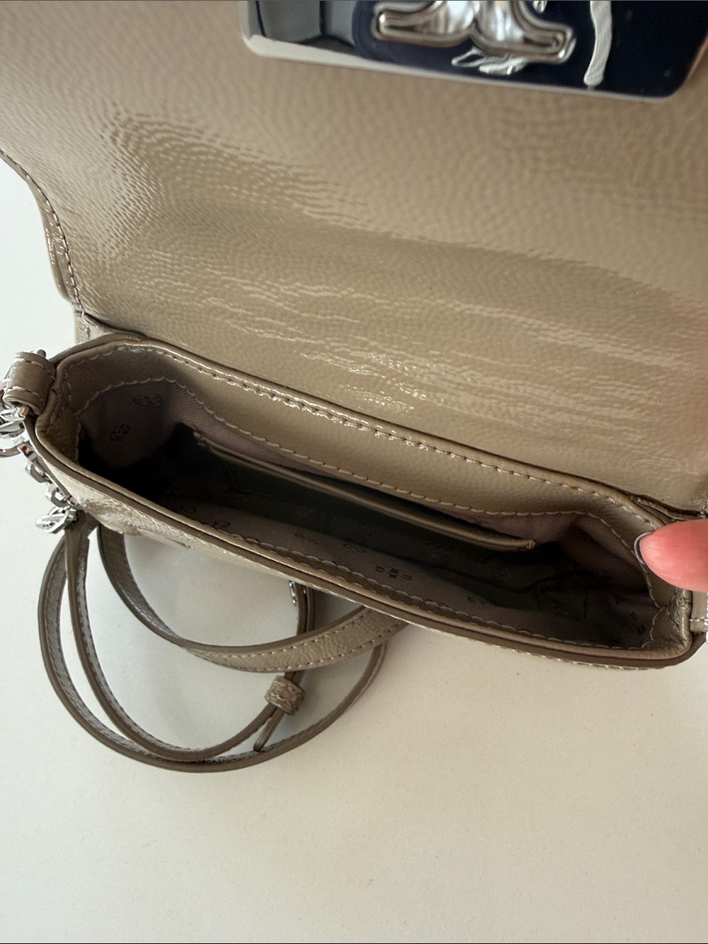 PRISTINE Tory Burch Pebbled patent Taupe Leather - Removable Crossbody Strap - Picture 2 of 12